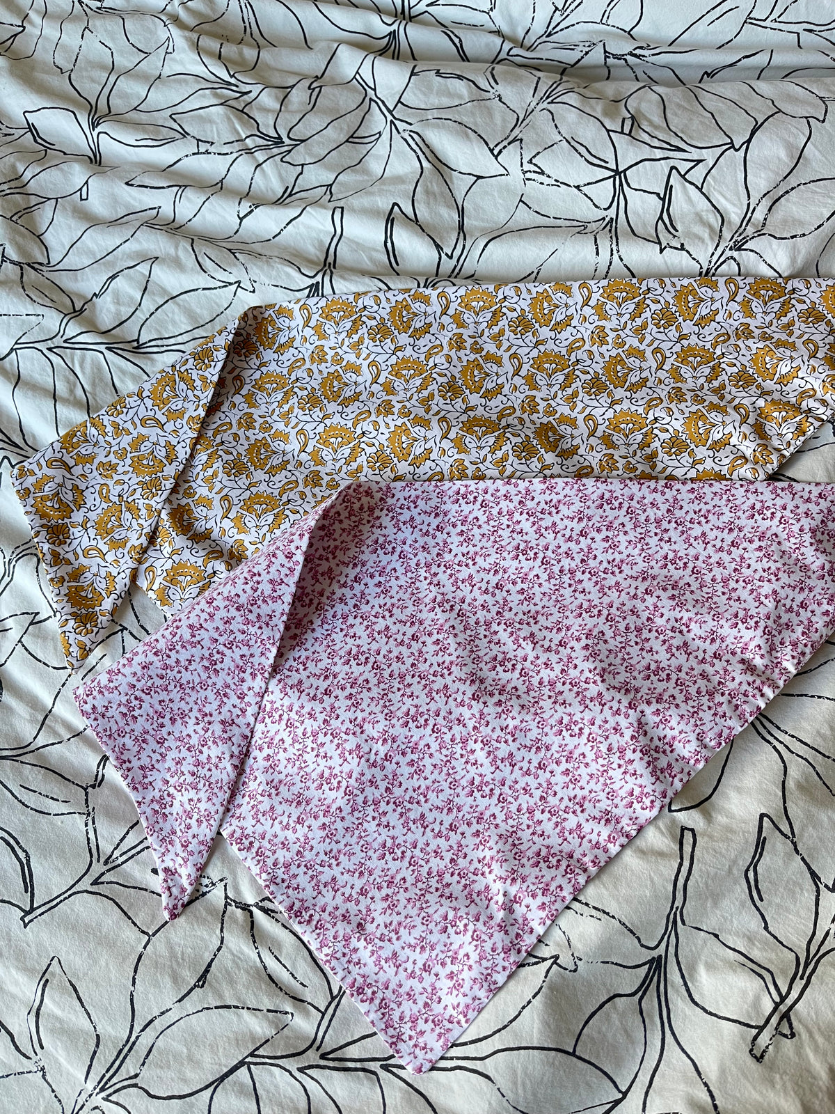 Lot de deux foulards fleuris