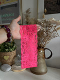 Bandeau en dentelle rose flashi